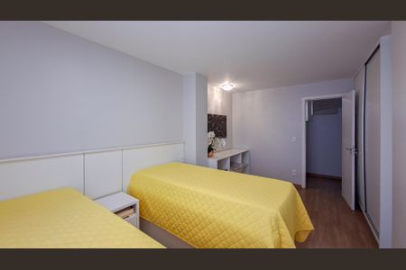 Casa à venda com 310m², 5 quartos e 4 vagas Casa à venda com 310m², 5 quartos e 4 vagasQuarto 5