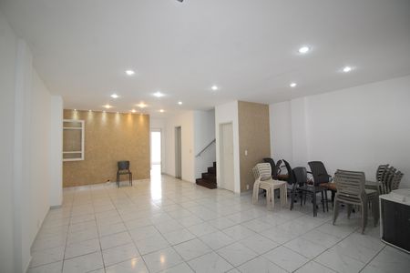 Casa de condomínio para alugar com 500m², 3 quartos e 4 vagasSala