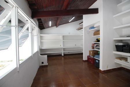 Casa de condomínio para alugar com 500m², 3 quartos e 4 vagasAteliê