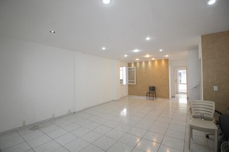 Casa de condomínio para alugar com 500m², 3 quartos e 4 vagasSala