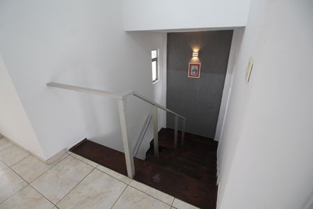 Casa de condomínio para alugar com 500m², 3 quartos e 4 vagasEscada