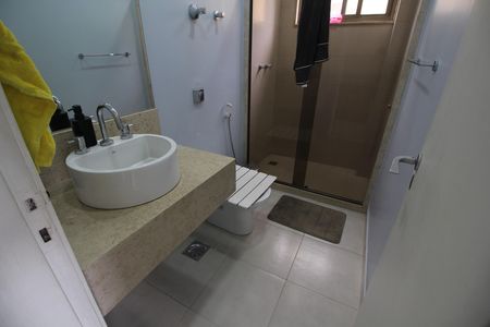 Casa de condomínio para alugar com 500m², 3 quartos e 4 vagasBanheiro Social
