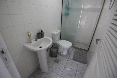 Casa de condomínio para alugar com 500m², 3 quartos e 4 vagasBanheiro de Serviço