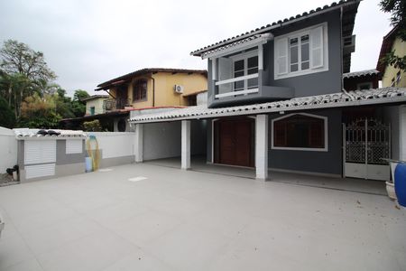 Casa de condomínio para alugar com 500m², 3 quartos e 4 vagasFrente