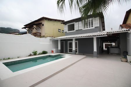 Casa de condomínio para alugar com 500m², 3 quartos e 4 vagasFundos