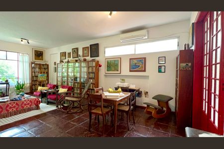 Casa à venda com 760m², 8 quartos e 2 vagas Casa à venda com 760m², 8 quartos e 2 vagasSala