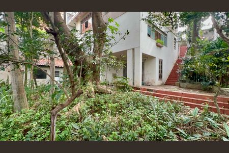 Casa à venda com 760m², 8 quartos e 2 vagas Casa à venda com 760m², 8 quartos e 2 vagasQuintal