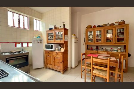 Casa à venda com 760m², 8 quartos e 2 vagas Casa à venda com 760m², 8 quartos e 2 vagasCozinha