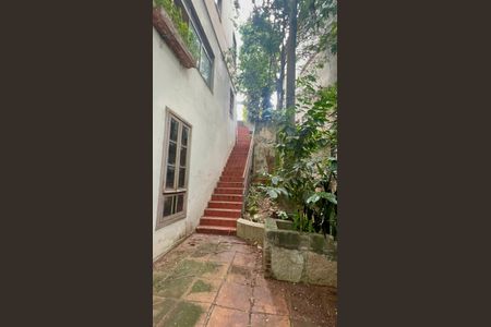 Casa à venda com 760m², 8 quartos e 2 vagas Casa à venda com 760m², 8 quartos e 2 vagasEscada