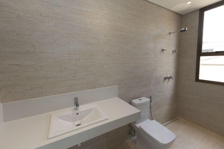 Casa de condomínio à venda com 455m², 3 quartos e 4 vagas Casa de condomínio à venda com 455m², 3 quartos e 4 vagasBanheiro da Suíte 1