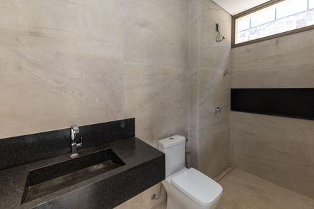 Casa de condomínio à venda com 455m², 3 quartos e 4 vagas Casa de condomínio à venda com 455m², 3 quartos e 4 vagasBanheiro da Churrasqueira