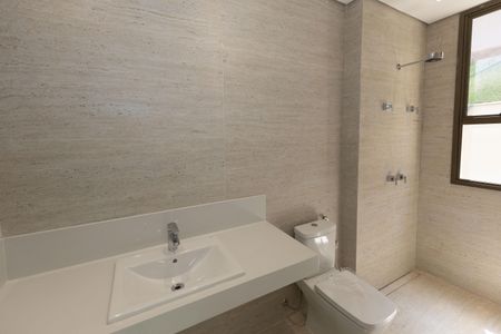 Casa de condomínio à venda com 455m², 3 quartos e 4 vagas Casa de condomínio à venda com 455m², 3 quartos e 4 vagasBanheiro da Suíte 2