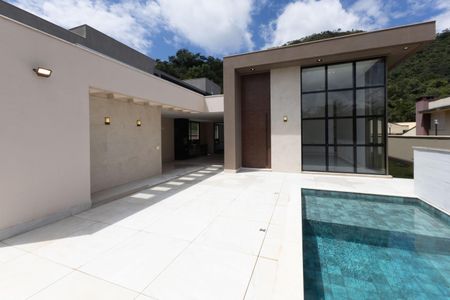 Casa de condomínio à venda com 455m², 3 quartos e 4 vagas Casa de condomínio à venda com 455m², 3 quartos e 4 vagasPiscina