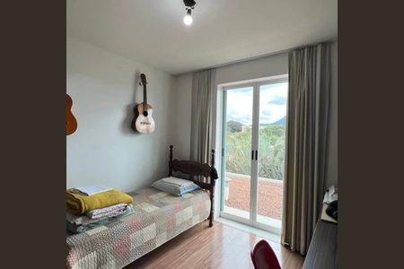 Casa de condomínio à venda com 380m², 3 quartos e 4 vagas