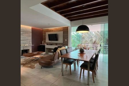 Casa de condomínio à venda com 380m², 3 quartos e 4 vagas