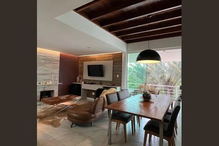 Casa de condomínio à venda com 380m², 3 quartos e 4 vagas