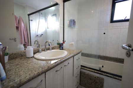 Apartamento à venda com 136m², 3 quartos e 2 vagasBanheiro Suíte 2