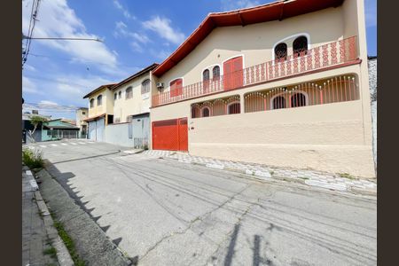 Casa à venda com 390m², 4 quartos e 2 vagas Casa à venda com 390m², 4 quartos e 2 vagasFachada