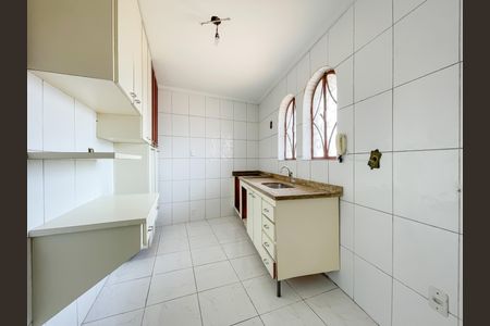 Casa à venda com 390m², 4 quartos e 2 vagas Casa à venda com 390m², 4 quartos e 2 vagasCozinha