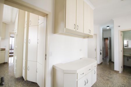 Apartamento à venda com 293m², 5 quartos e 4 vagas Apartamento à venda com 293m², 5 quartos e 4 vagasÁrea de Serviço
