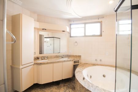 Apartamento à venda com 293m², 5 quartos e 4 vagas Apartamento à venda com 293m², 5 quartos e 4 vagasSuite 1 - Banheiro