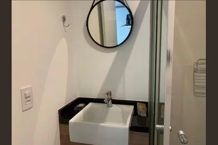 Banheiro de kitnet/studio para alugar com 1 quarto, 22m² em Paraíso, São Paulo