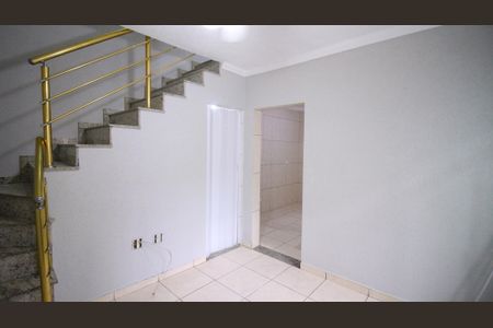 Sala de casa para alugar com 2 quartos, 55m² em Jardim Cinco de Julho, São Paulo