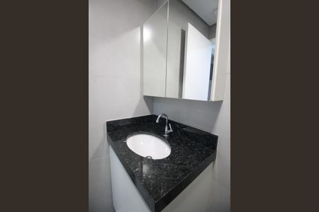 Banheiro social de kitnet/studio para alugar com 1 quarto, 20m² em Santo Amaro, São Paulo