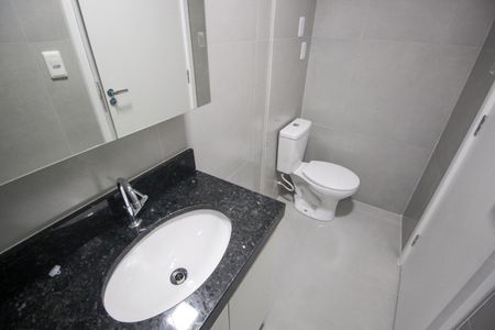 Banheiro social  de kitnet/studio para alugar com 1 quarto, 20m² em Santo Amaro, São Paulo