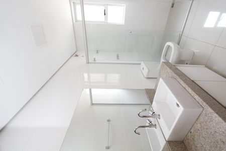 Apartamento à venda com 133m², 4 quartos e 3 vagasBanheiro do Quarto 4