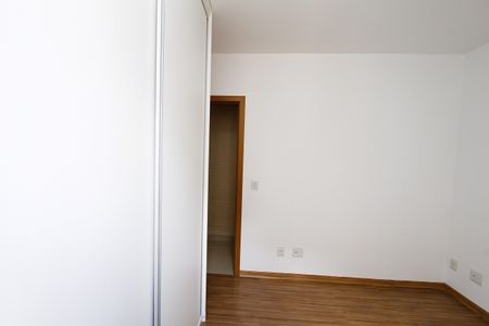 Apartamento à venda com 133m², 4 quartos e 3 vagasQuarto 2