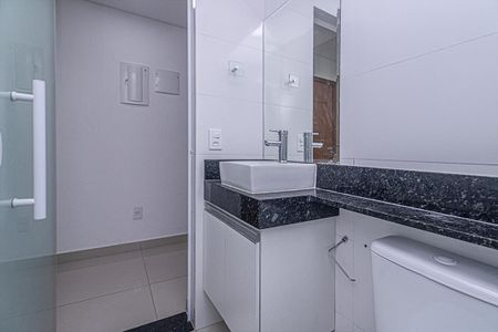 banheiro social_3 de apartamento para alugar com 1 quarto, 43m² em Vila Moinho Velho, São Paulo