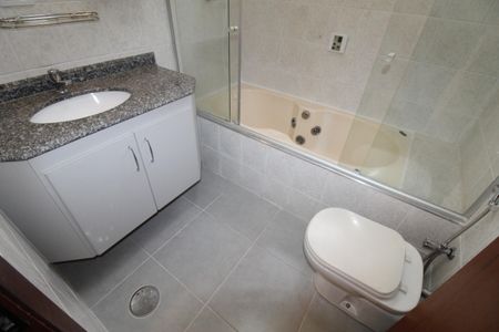 Casa de condomínio para alugar com 170m², 4 quartos e 2 vagasBanheiro da Suíte