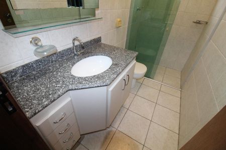 Casa de condomínio para alugar com 170m², 4 quartos e 2 vagasBanheiro