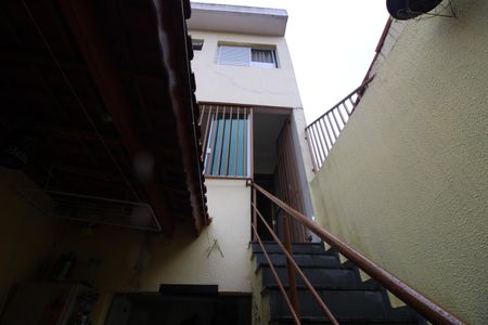 Casa à venda com 110m², 2 quartos e 2 vagasescada externa acesso a área gourmet