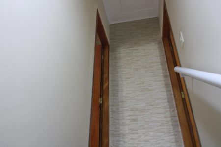 Casa à venda com 110m², 2 quartos e 2 vagasescada interna baixo / cima
