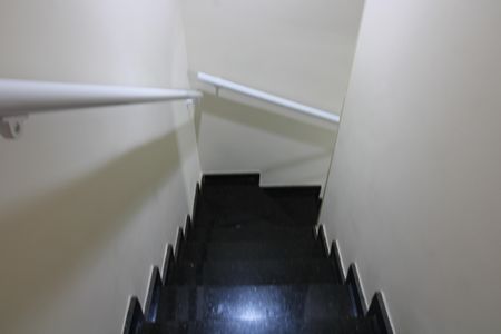 Casa à venda com 110m², 2 quartos e 2 vagasescada interna cima / baixo