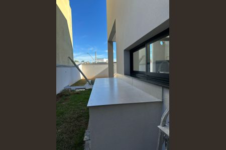 Casa de condomínio à venda com 144m², 4 quartos e 2 vagas Casa de condomínio à venda com 144m², 4 quartos e 2 vagasÁrea externa