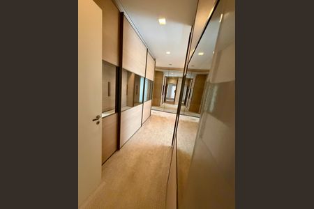 Apartamento à venda com 440m², 4 quartos e 3 vagas Apartamento à venda com 440m², 4 quartos e 3 vagasCloset