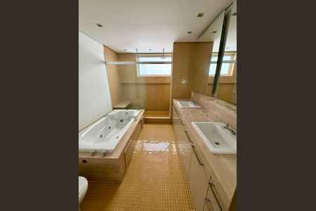 Apartamento à venda com 440m², 4 quartos e 3 vagas Apartamento à venda com 440m², 4 quartos e 3 vagasBanheiro