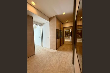 Apartamento à venda com 440m², 4 quartos e 3 vagas Apartamento à venda com 440m², 4 quartos e 3 vagasCloset