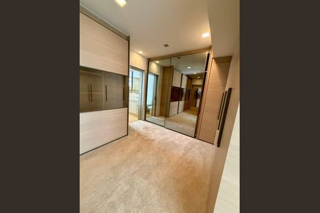 Apartamento à venda com 440m², 4 quartos e 3 vagas Apartamento à venda com 440m², 4 quartos e 3 vagasCloset