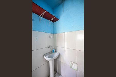 Banheiro de casa para alugar com 1 quarto, 25m² em Jardim Campo Limpo, São Paulo