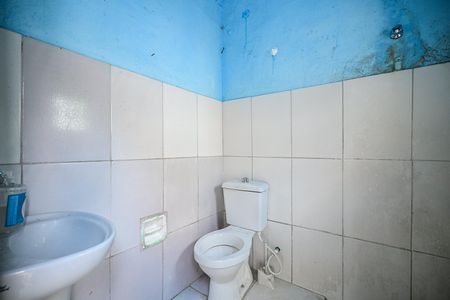 Banheiro de casa para alugar com 1 quarto, 25m² em Jardim Campo Limpo, São Paulo