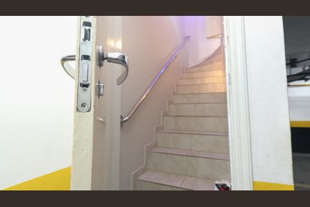 Casa de condomínio para alugar com 432m², 3 quartos e 3 vagas Casa de condomínio para alugar com 432m², 3 quartos e 3 vagasEscada