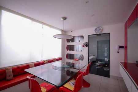 Casa à venda com 320m², 4 quartos e 4 vagasCopa/Cozinha 
