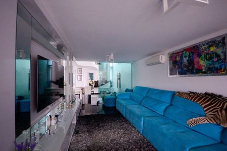Sala de TV  de casa à venda com 4 quartos, 320m² em Jardim da Saúde, São Paulo