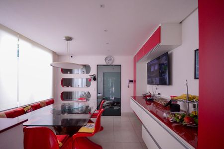 Casa à venda com 320m², 4 quartos e 4 vagasCopa/Cozinha 