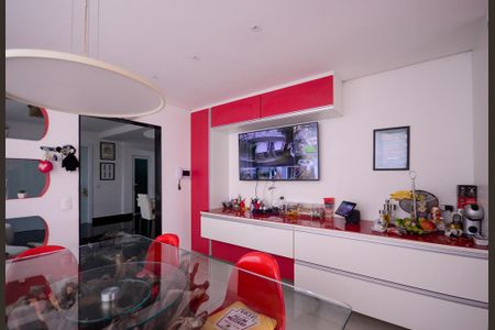 Casa à venda com 320m², 4 quartos e 4 vagasCopa/Cozinha 
