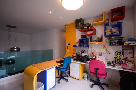 Casa à venda com 320m², 4 quartos e 4 vagasEscritório 